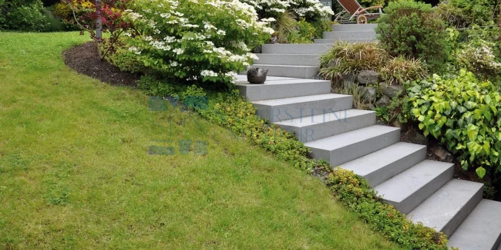 Granit Blockstufe 15x35x125 cm – Grau, feinkörnig, gesägt & sandgestrahlt, massive Gartenstufe