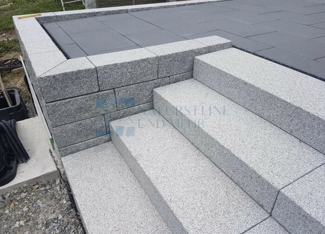 Granit Blockstufe 15x35x100 cm – Grau, feinkörnig, gesägt & sandgestrahlt, Gartenstufe & Treppenstufe