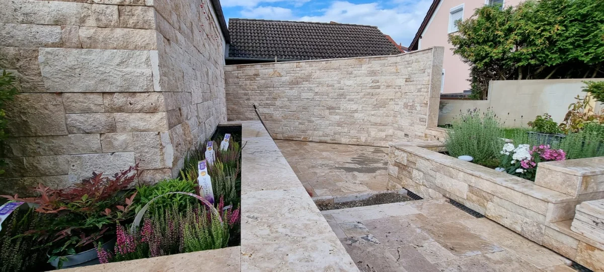 Wandverblender aus Naturstein: Natürliche Bruchsteinoptik für Fassade und Garten