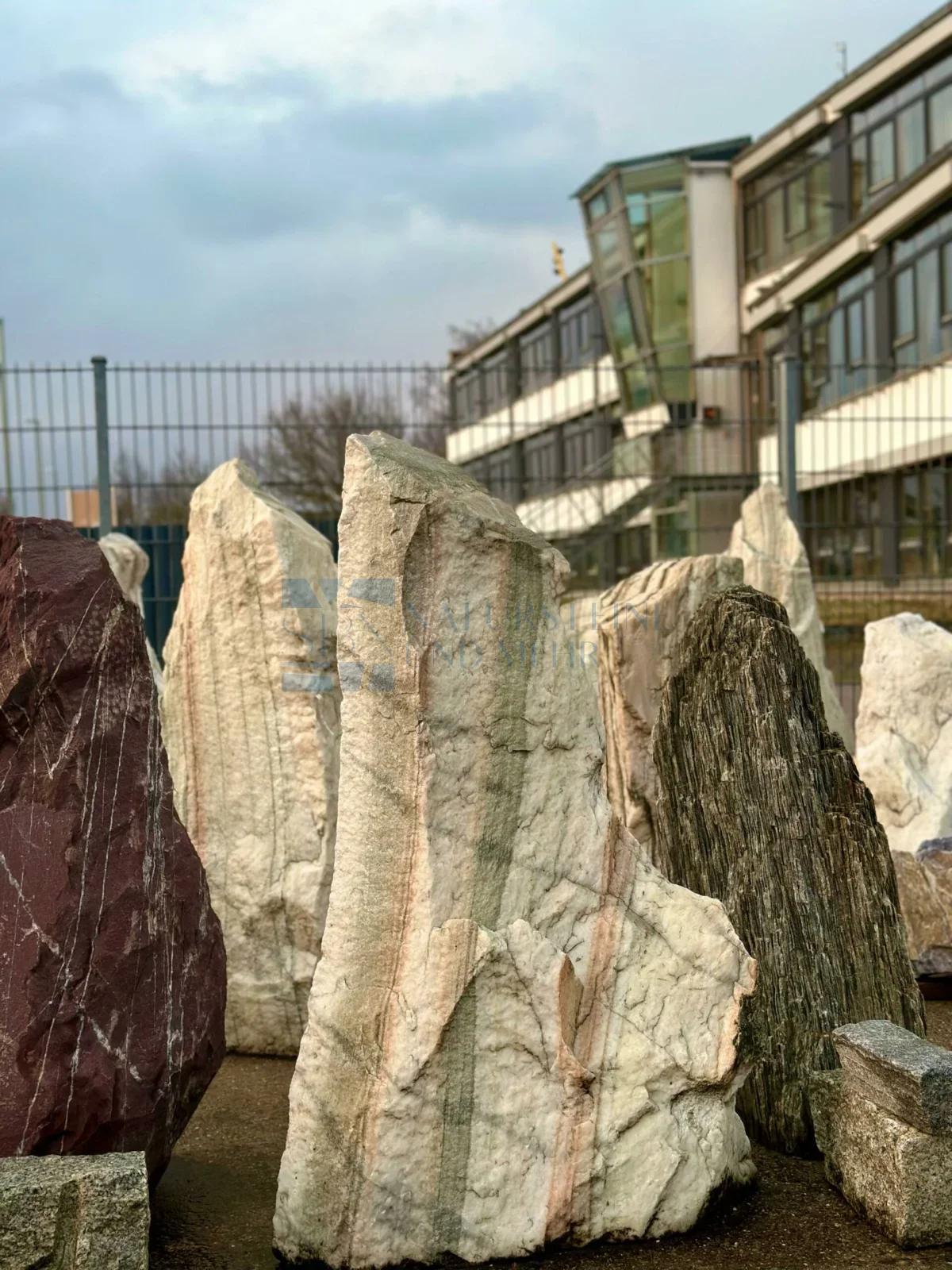 Naturstein Findlinge – Granit, Marmor, Travertin & Sandstein, Ziersteine