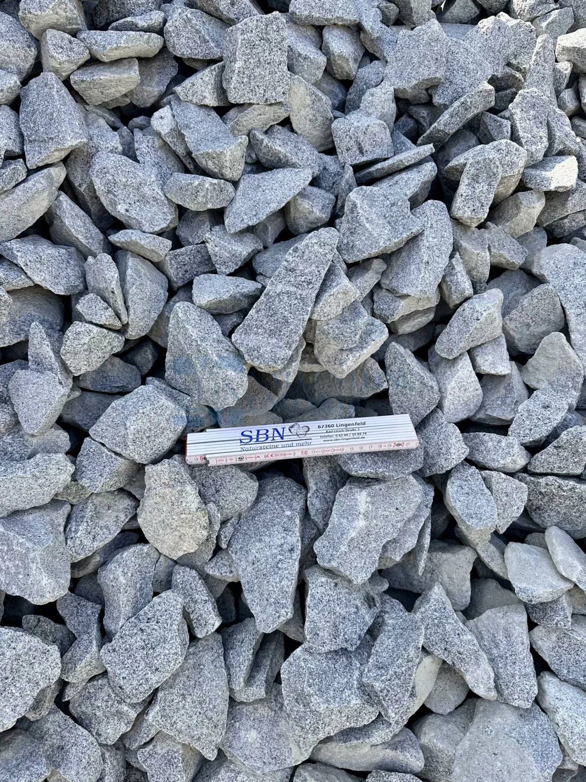 Granitschroppen Hellgrau 60–90 mm – Gabionensteine aus Granit