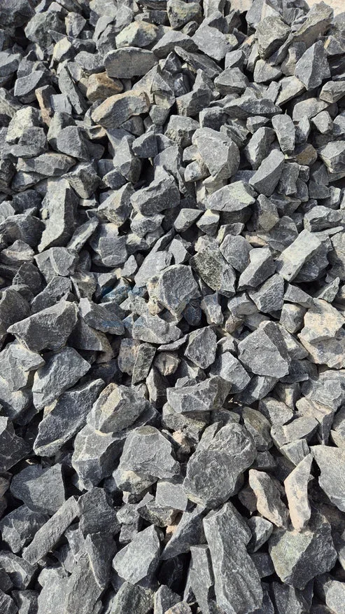 Basaltschroppen Schwarz 32–56 mm – Massive Gabionensteine in Tiefschwarz