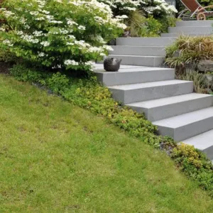 Granit Blockstufe 15x35x125 cm – Grau, feinkörnig, gesägt & sandgestrahlt, massive Gartenstufe