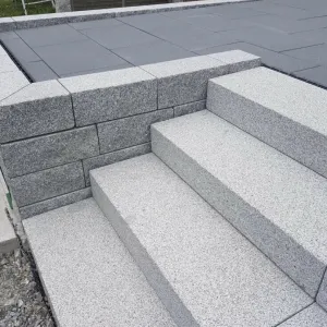 Granit Blockstufe 15x35x200 cm – Grau, feinkörnig, gesägt & sandgestrahlt, massive Gartenstufe