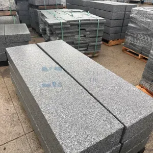 Granit Blockstufe 15x35x50 cm – Grau, feinkörnig, gesägt & sandgestrahlt, Gartenstufe - 2
