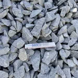 Granitschroppen Hellgrau 60–90 mm – Gabionensteine aus Granit