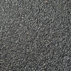 Basaltsplitt Schwarz 2–5 mm – Pflastersplitt für hochwertige Terrassen & Pflasterflächen