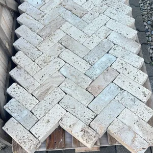 Travertin Pflastersteine 7,5x7,5x20 cm – getrommelt, allseitig gesägt, mediterranes Natursteinpflaster
