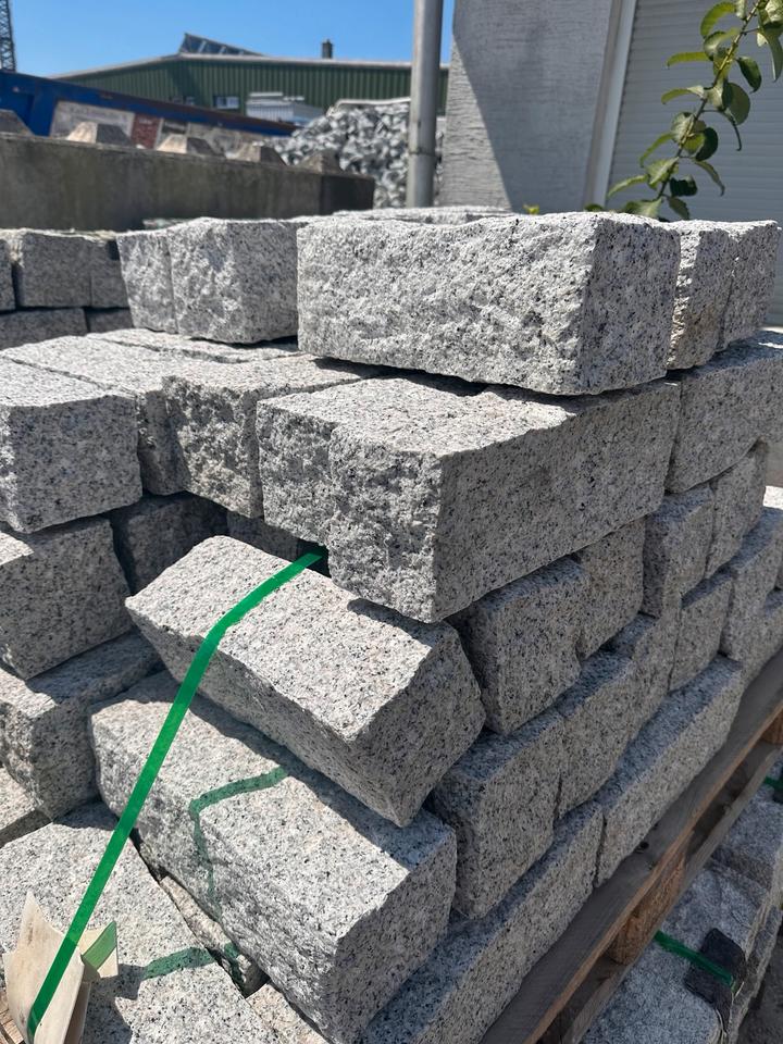 Granit Palisade 12 × 12 × 35 cm – grau, gestockt