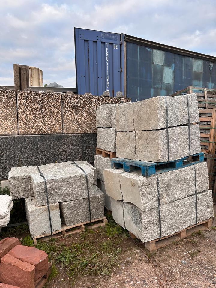 Granit Mauersteine 40 × 40 × 60–150 cm – Grauweiß, spaltrau
