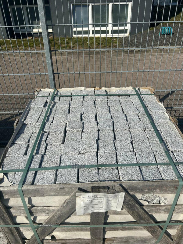 Kleinpflaster aus Granit | 9x9x9 | geflammt & gesägt, 4-seitig gespalten