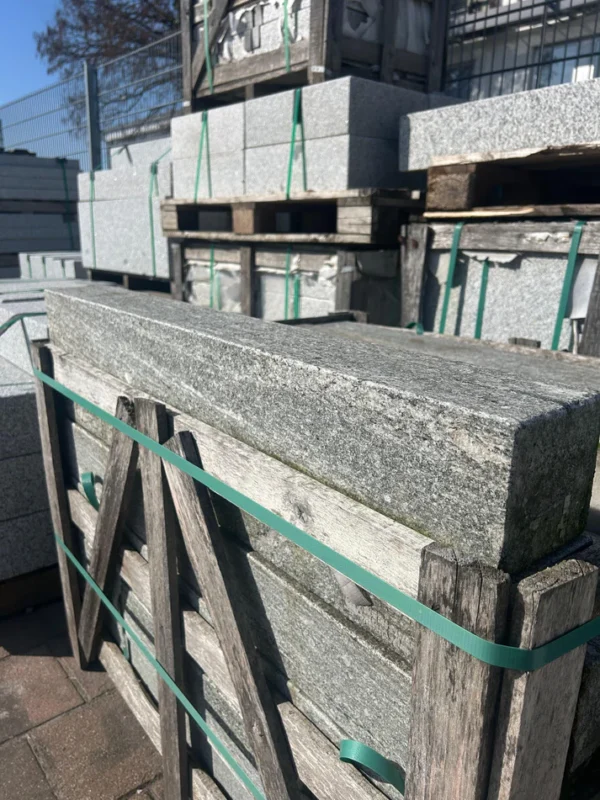 Palisaden aus Granit | 12x12x100 | allseits gesägt & geflammt