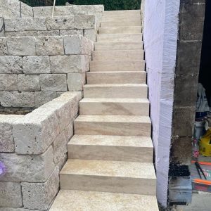 Travertin Light Antik Blockstufen geschliffen
