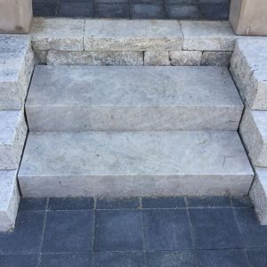 Travertin Silber Blockstufe
