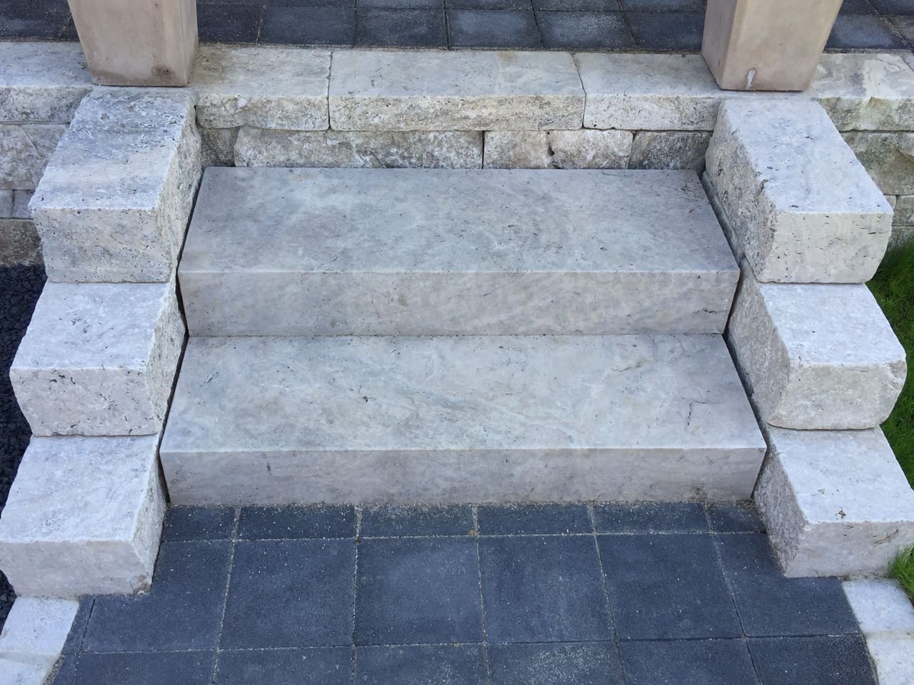 Travertin Silber Blockstufe