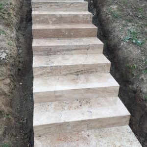 Travertin Assos Blockstufe