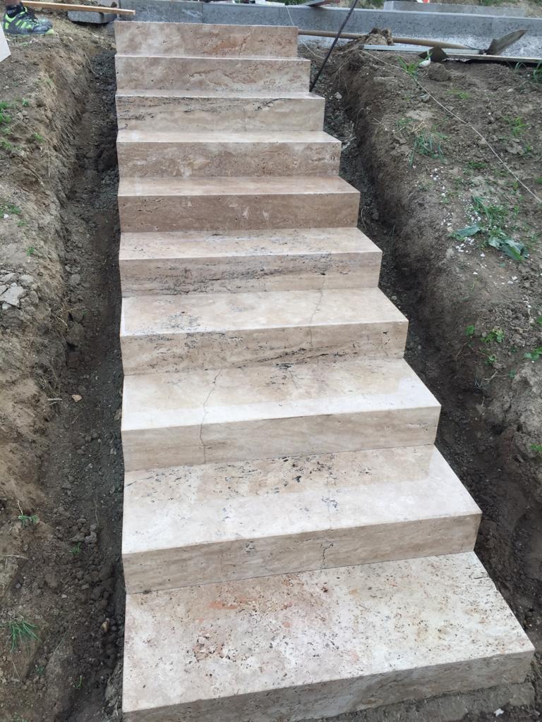 Travertin Assos Blockstufe