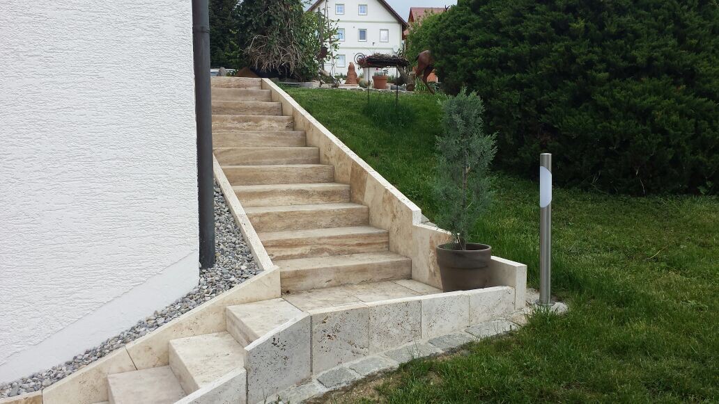 Travertin Assos Blockstufe