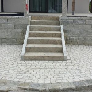 Travertin Assos Blockstufe