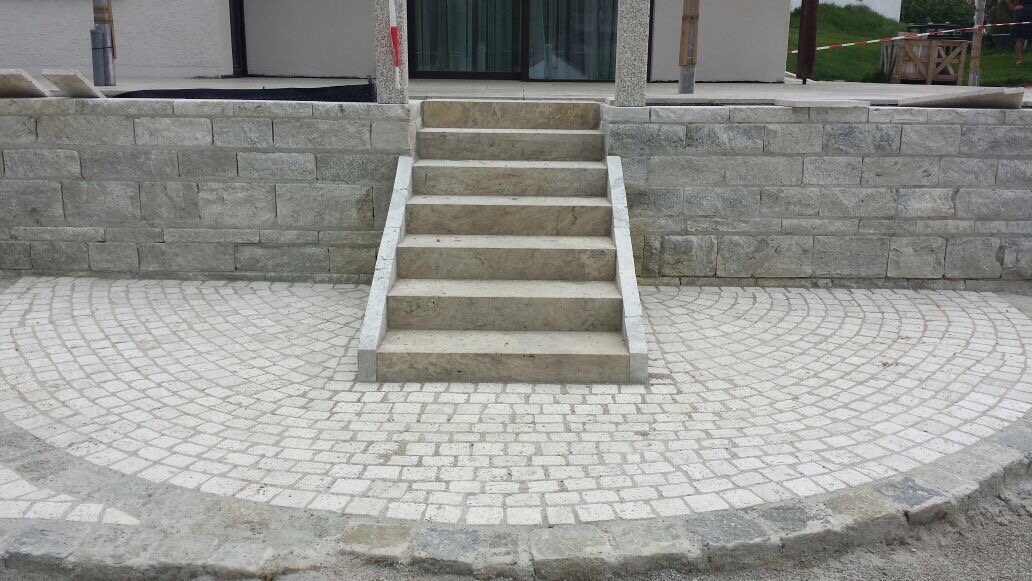 Travertin Assos Blockstufe