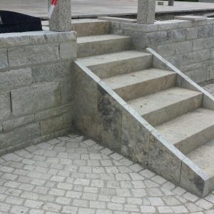 Travertin Assos Blockstufe