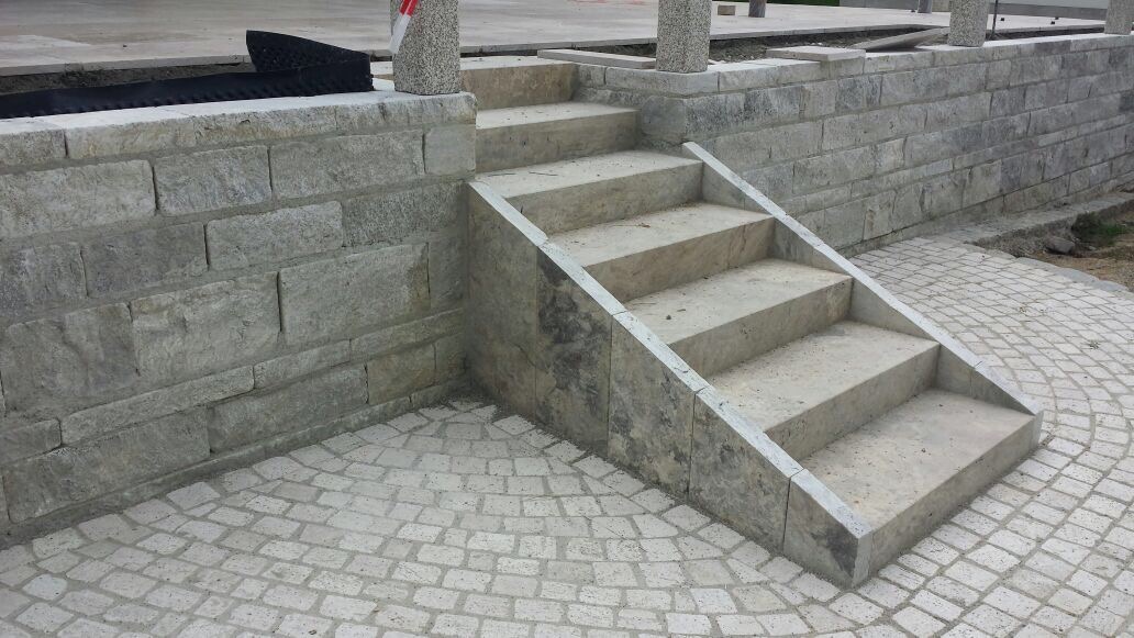 Travertin Assos Blockstufe