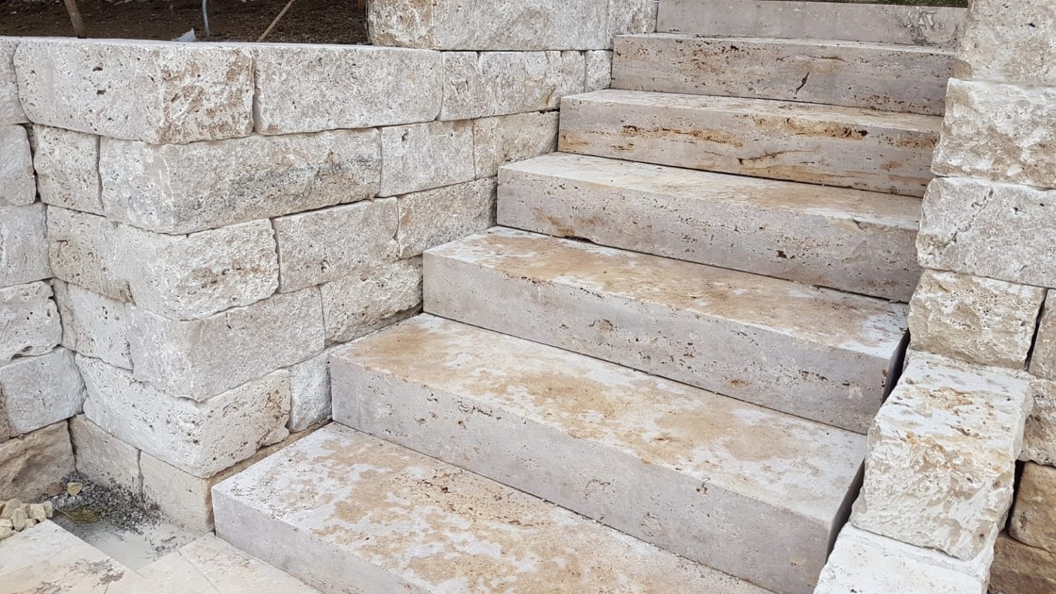 Travertin Assos Blockstufe