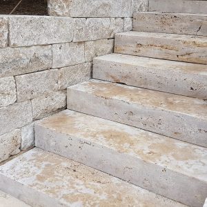 Travertin Assos Blockstufe