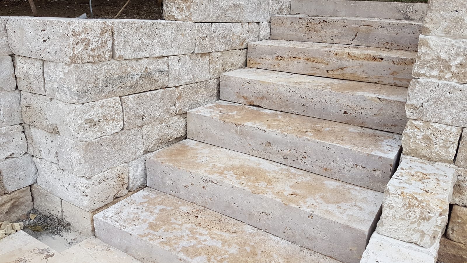 Travertin Light Antik Blockstufen geschliffen