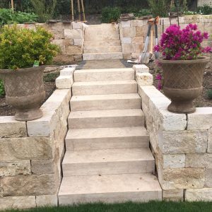 Travertin Assos Blockstufe