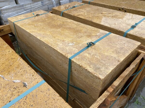 Travertin Gold Blockstufe