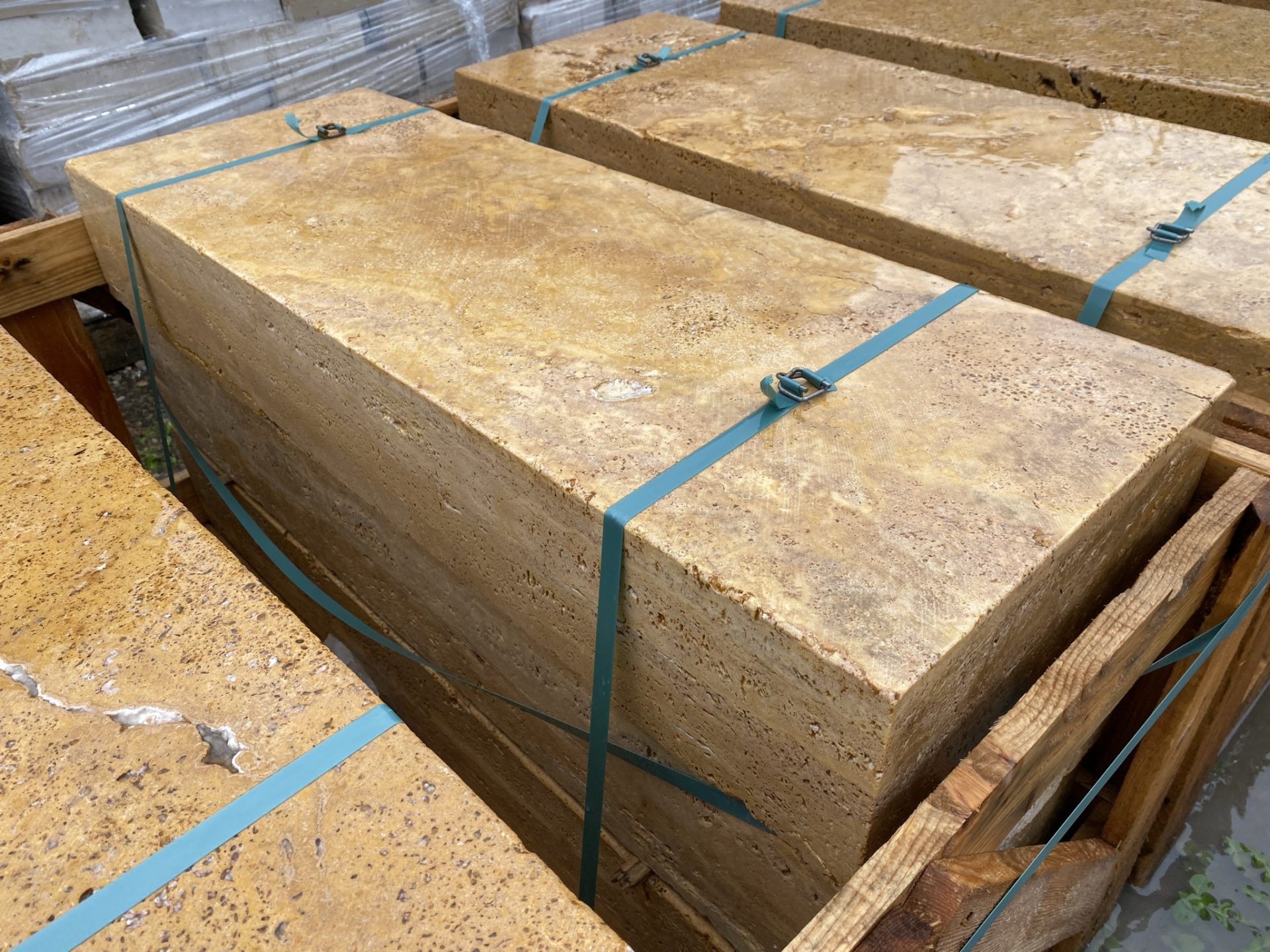 Travertin Gold Blockstufe