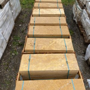 Travertin Gold Blockstufe