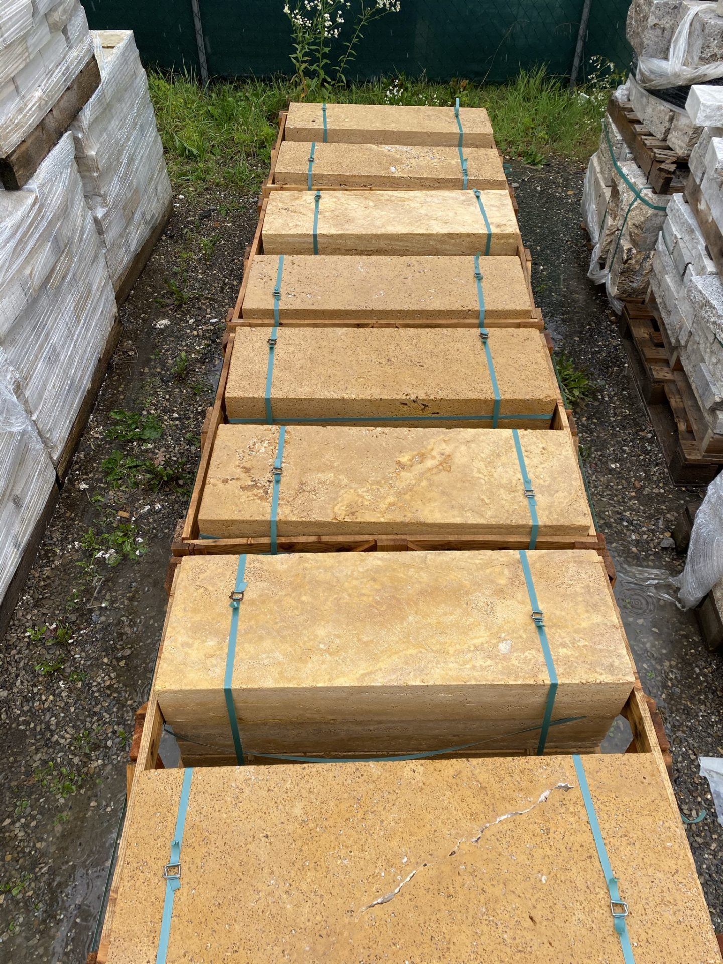 Travertin Gold Blockstufe