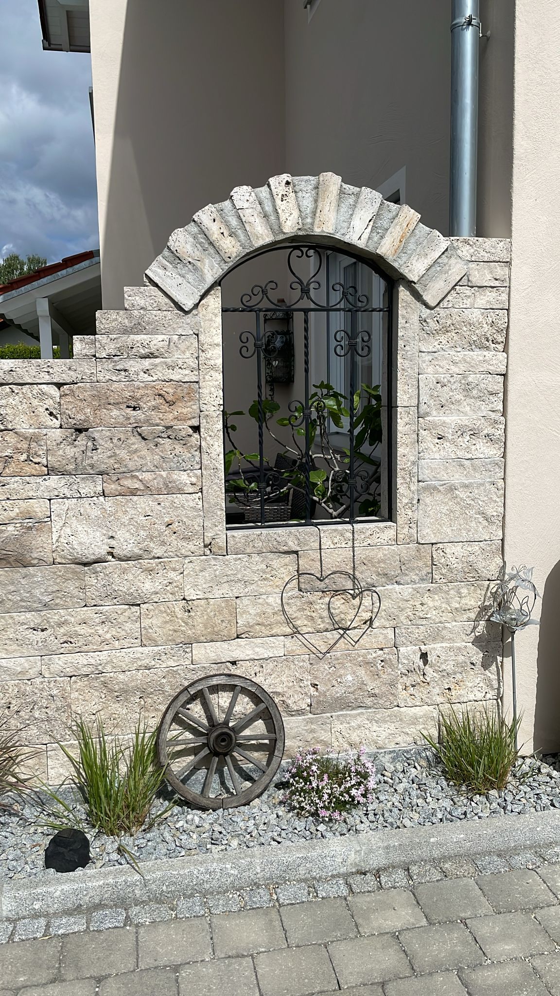 Travertin Classic Mauersteine – gespalten & getrommelt, freie Längen