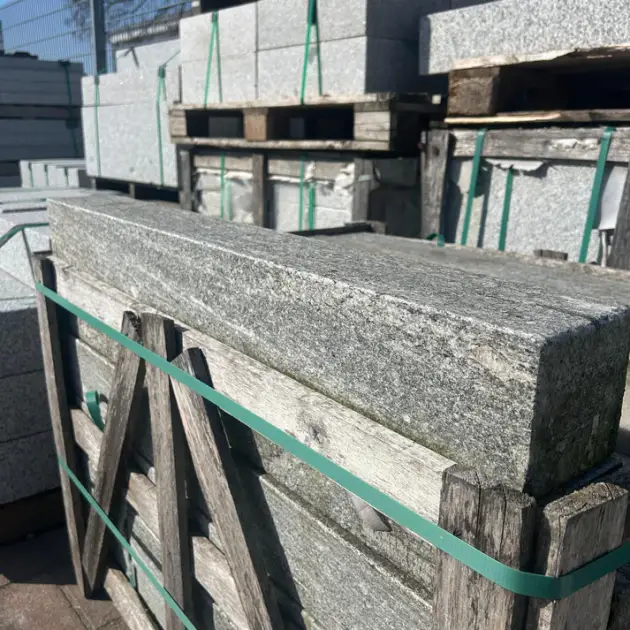 Palisaden aus Granit | 12x12x100 | allseits gesägt & geflammt