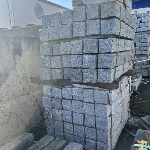 Palisaden aus Granit | allseits gespalten