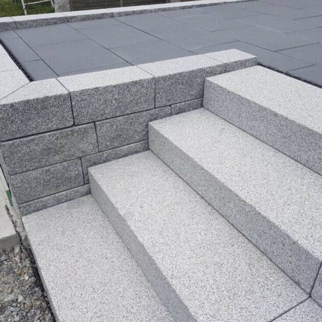 Granit Blockstufe 15x35x200 cm – Grau, feinkörnig, gesägt & sandgestrahlt, massive Gartenstufe