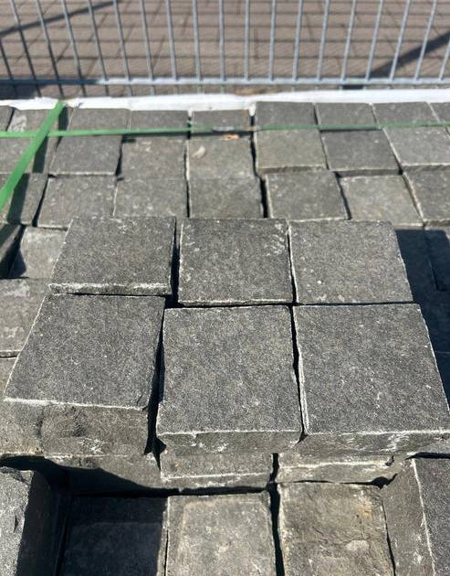 Kleinpflaster aus Basalt | 9x9x9 | geflammt & gesägt, 4-seitig gespalten