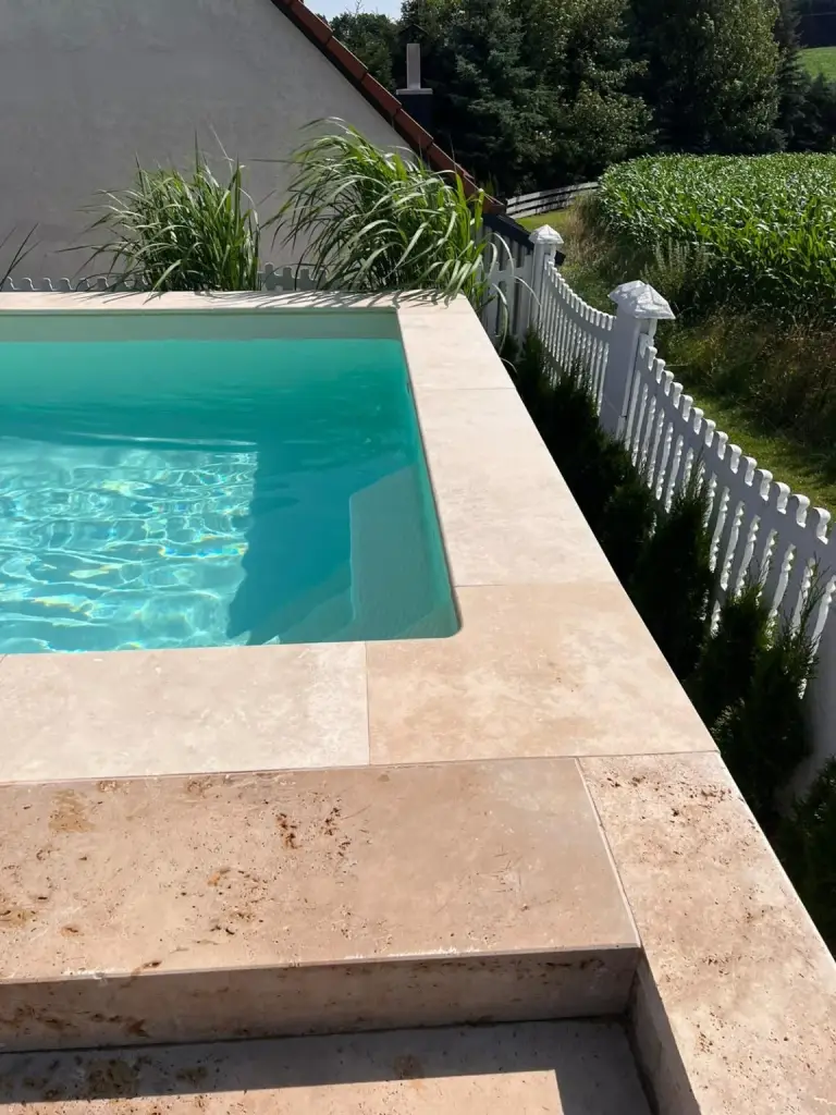 Travertin Poolecke Innenkante abgerundet – 45 × 45 × 3 cm, getrommelt