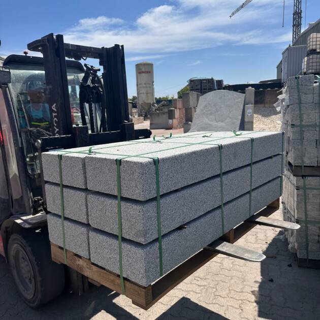 Granit Blockstufen 15×35×150 cm – allseits gesägt & sandgestrahlt