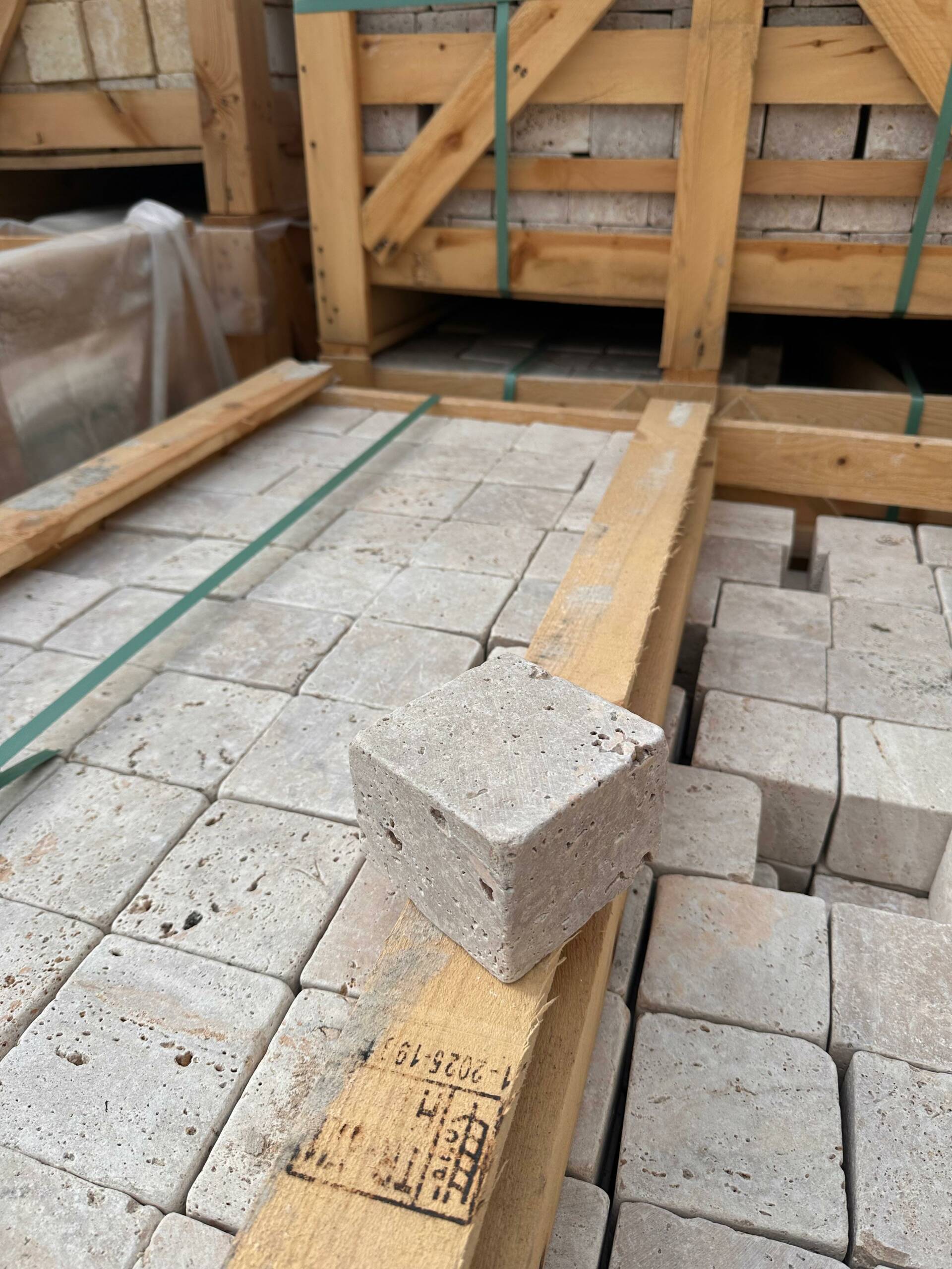 Travertin Classic Pflastersteine 10×10×7,5 cm – getrommelt | mediterrane Natursteinoptik – Bild 7