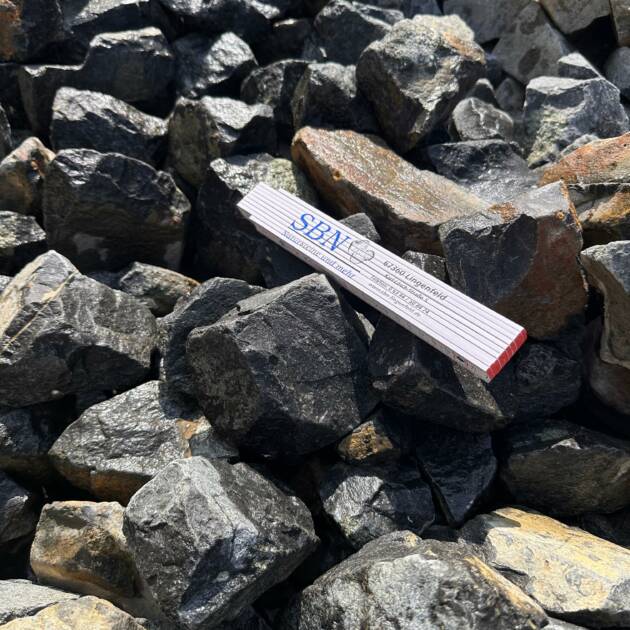 Basaltschroppen Schwarz 50–150 mm – Massive Gabionensteine in Tiefschwarz