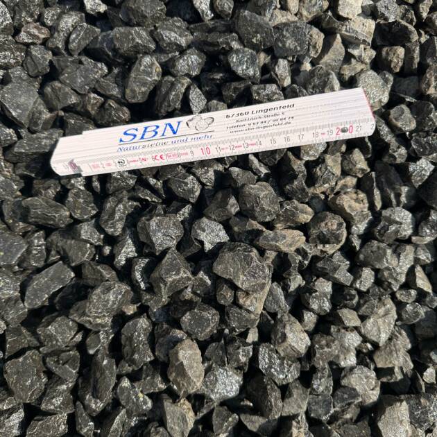 Basaltsplitt Schwarz 16–32 mm – Edler Ziersplitt für moderne Außenanlagen