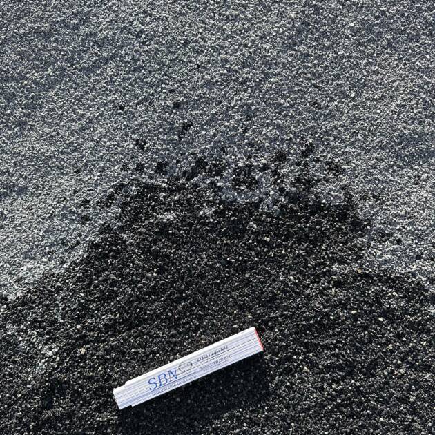 Basaltsplitt Schwarz 1–3 mm – Premium Fugenmaterial in Tiefschwarz