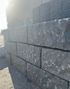 Granit Mauersteine G654 Dunkelgrau 35×17×15 cm – gestockt & allseits gesägt