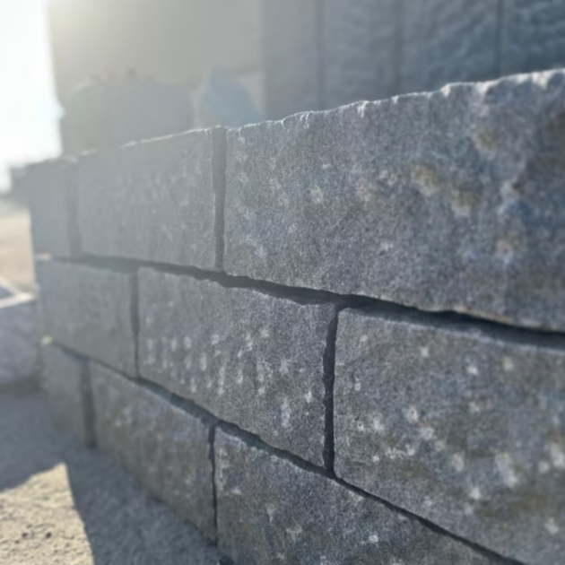 Granit Mauersteine G654 Dunkelgrau 35×17×15 cm – gestockt & allseits gesägt