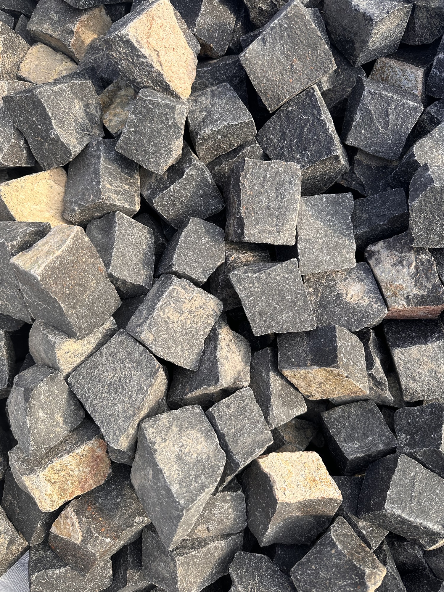 Basalt Mosaikpflaster 6x8 cm – schwarz, allseits gespalten, Natursteinpflaster – Bild 2