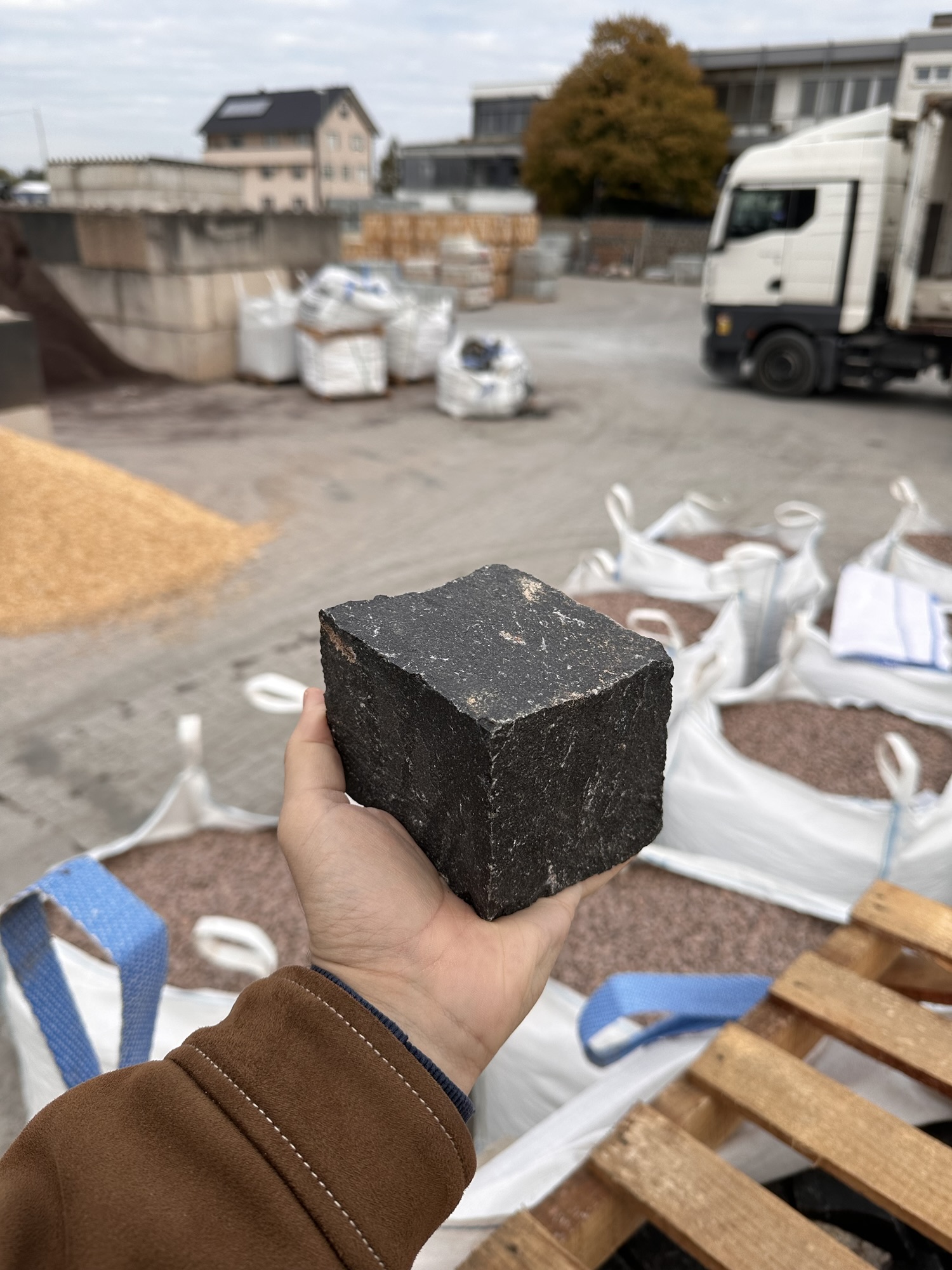 Basalt Mosaikpflaster 6x8 cm – schwarz, allseits gespalten, Natursteinpflaster – Bild 3