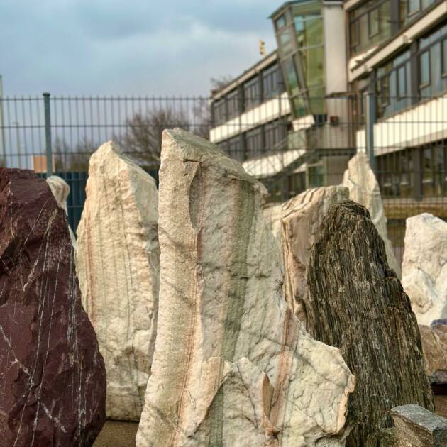 Naturstein Findlinge – Granit, Marmor, Travertin & Sandstein, Ziersteine